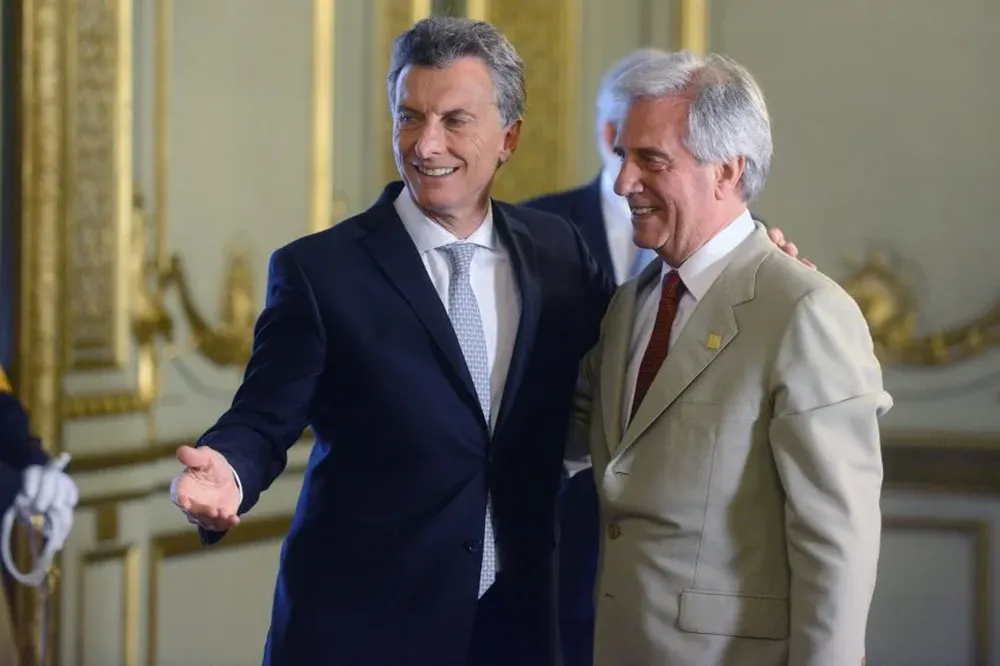 Presidente argentino Mauricio Macri junto al presidente uruguayo Tabaré Vázquez durante la asunción del 10 de diciembre.