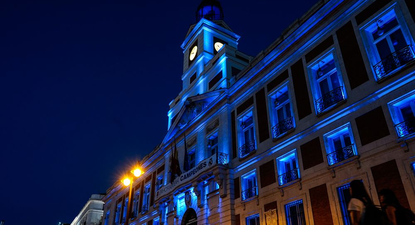 La sede de la Comunidad de Madrid se tiñe de azul&nbsp;