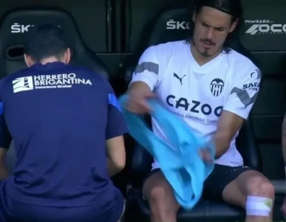 Cuando comenzó el segundo tiempo, Cavani se sentó en el banco y se le vio un apósito en su rodilla izquierda