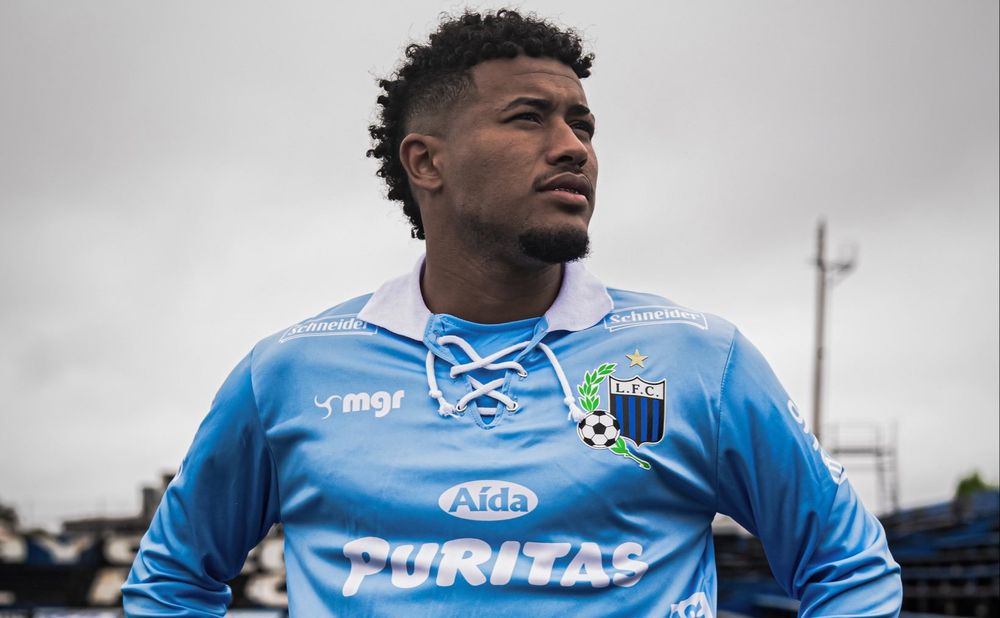 Kevin Amaro con la camiseta celeste que lucirá Liverpool