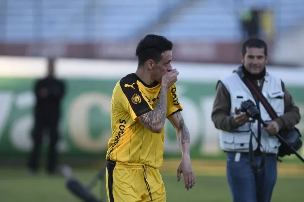 El Lolo besó la camiseta en el final del partido