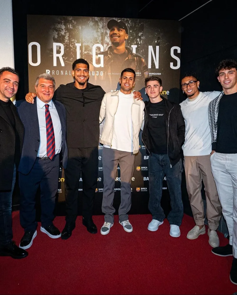 Con la presencia del presidente de Barcelona, Joan Laporta, y varios de sus compañeros, Ronald Araujo vivió la presentación de su documental