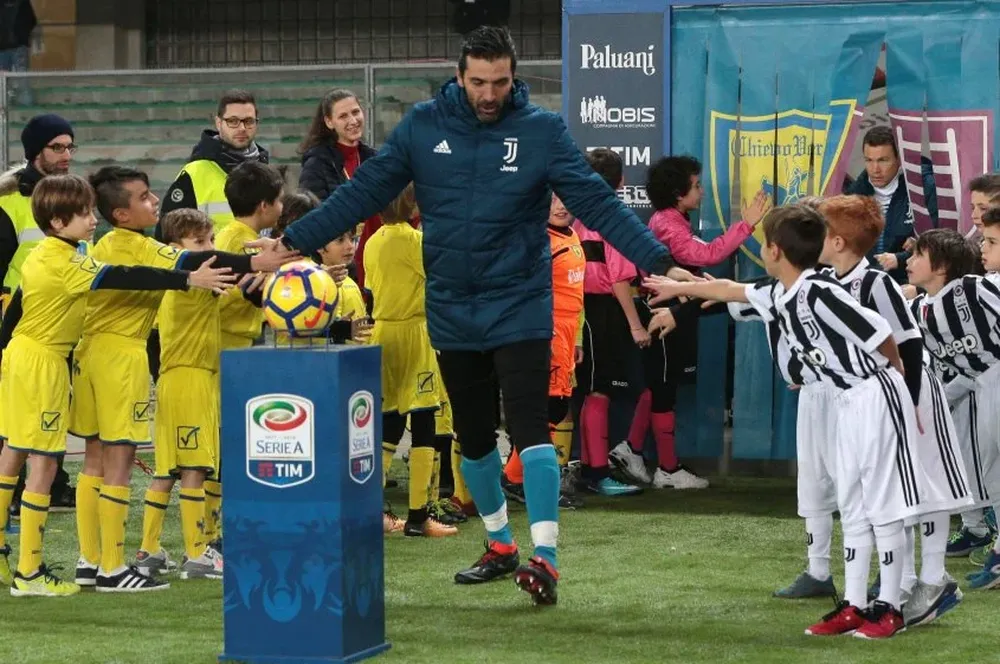 Buffon ingresando al campo de juego este sábado
