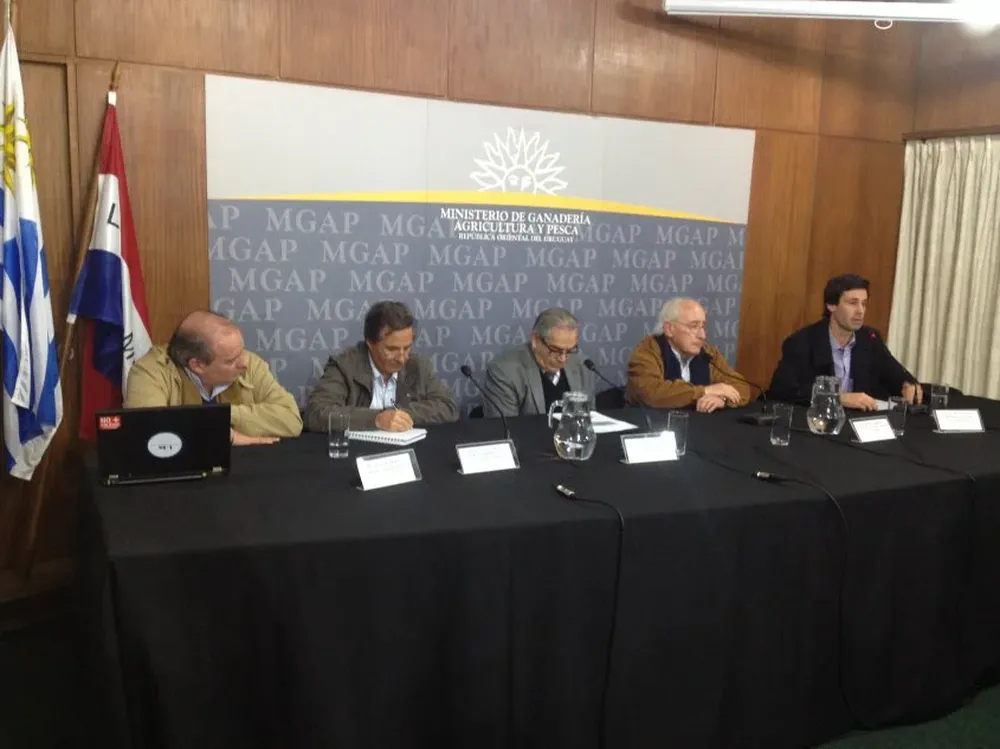Fabio Montossi, Federico Montes, Enzo Benech, Pedro Queheille y Guillermo Clement en el MGAP.