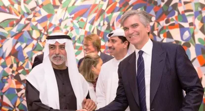 Ejecutivos de la compañía y autoridades de gobierno se saludan en la inauguración de la nueva sede