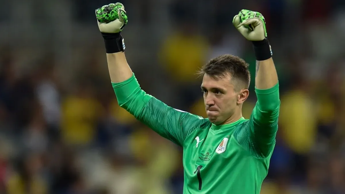 Fernando Muslera vuelve a jugar con Uruguay: mirá cuánto tiempo pasó desde su último partido y a cuánto quedó del trío histórico que más encuentros disputó