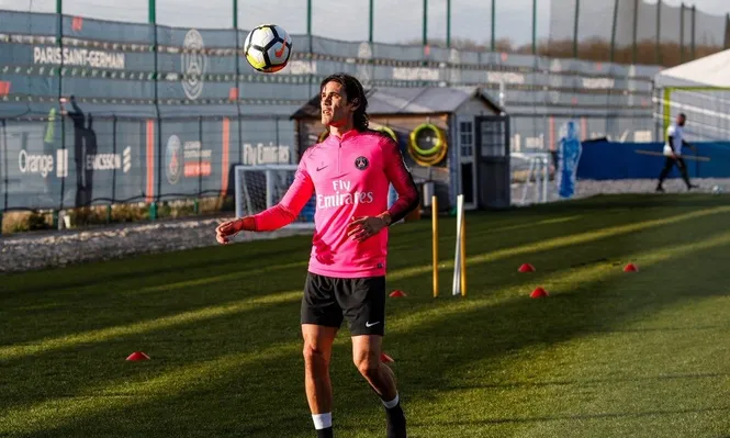 Cavani vuelve a entrenar con el plantel de PSG