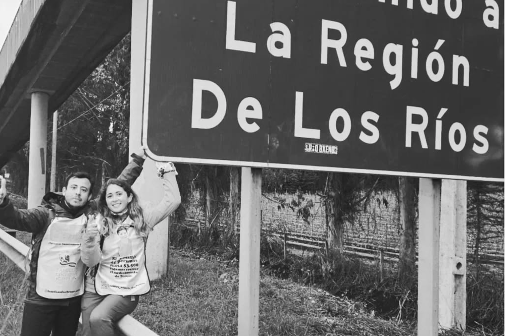Marcos Reyes y Camila Gómez en la caminata por Tomás Ross.