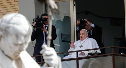 El Papa Francisco reapareció Roma y tendrá dos meses para recuperar su voz y su capacidad respiratoria