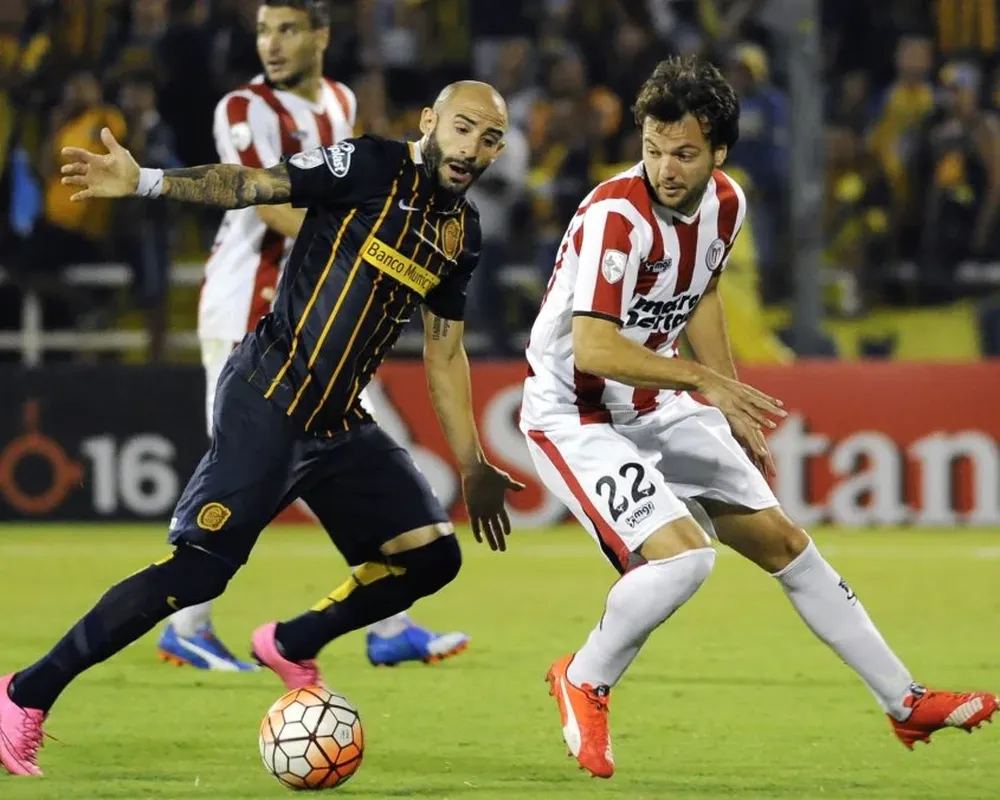 Pinola y Herrera disputan la pelota en el duelo entre River Plate y Rosario Central por la Libertadores