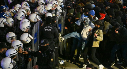 La policía turca detuvo a decenas de políticos y periodistas en una protesta.