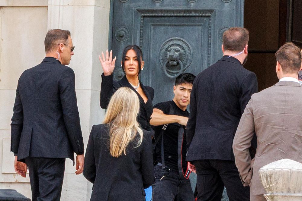 Kim Kardashian llega al juzgado de París para su declaración. EFE