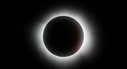 Al quedar tapado por la Luna, el Sol forma un halo de luz conocido como anillo de diamante.