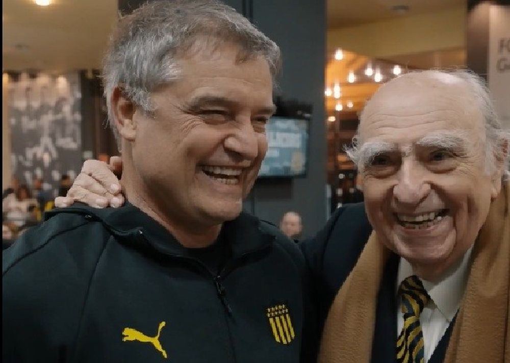 Diego Aguirre y Julio María Sanguinetti compartieron un rato en la fiesta de Peñarol por la entrega de medallas y diplomas a socios de 30 y 50 años de vitalicios ininterrumpidos