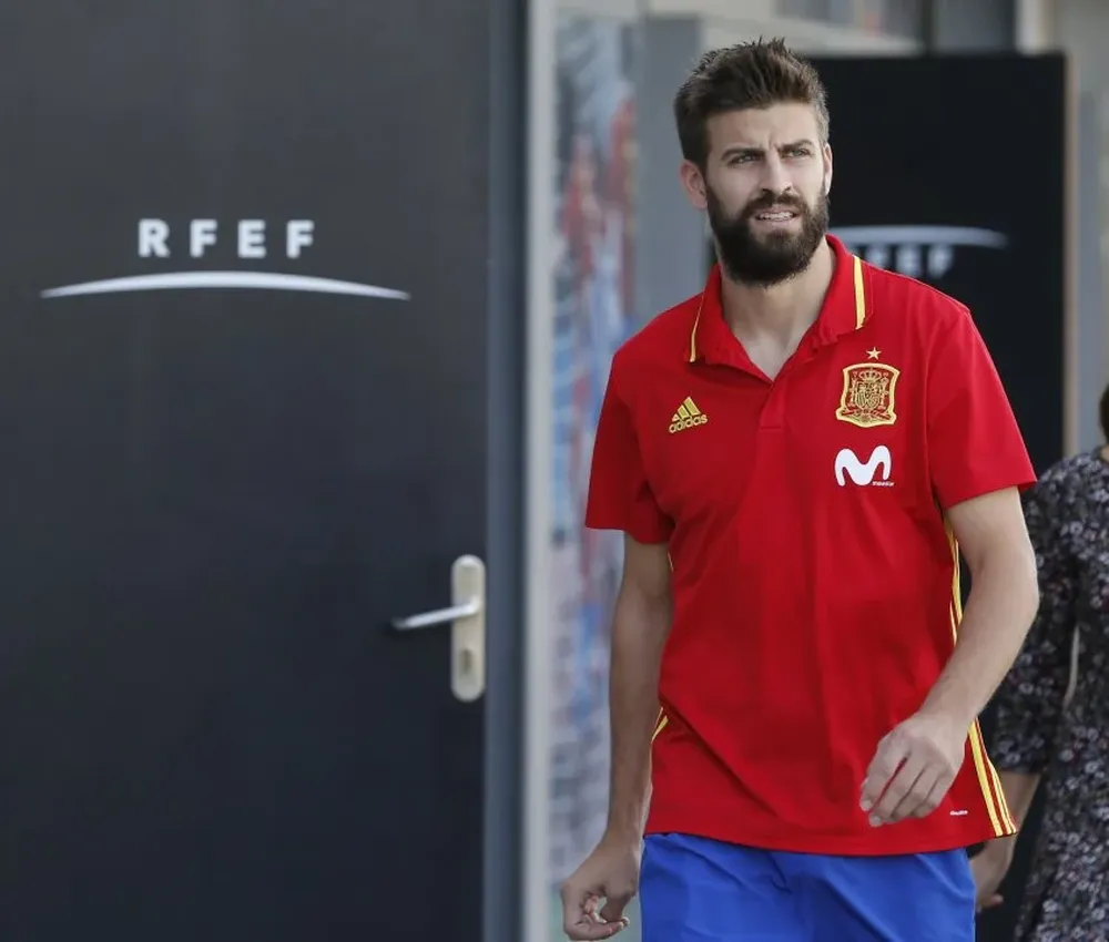 Piqué en la concentración de España