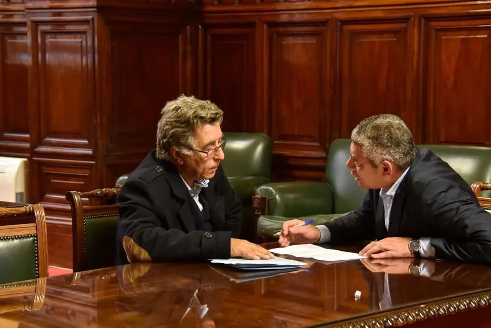 El diputado rebelde Darío Pérez se reunió a solas con el coordinador de la bancada Felipe Carballo y acercaron posiciones para aprobar la caja militar