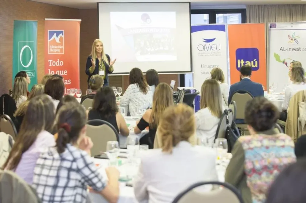 Elena Tejera hablando al público