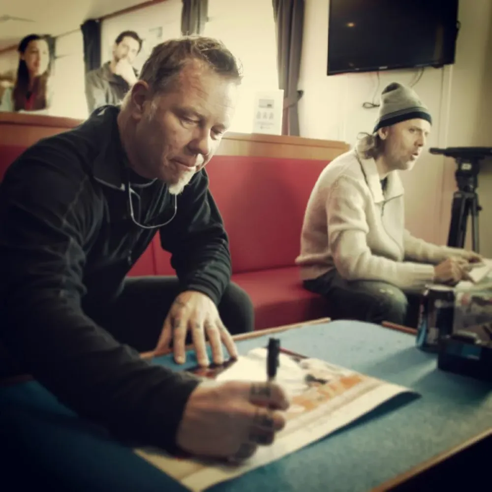 James Hetfield & Lars Urlich firmando autógrafos a fans de Metallica ¡en la previa al recital