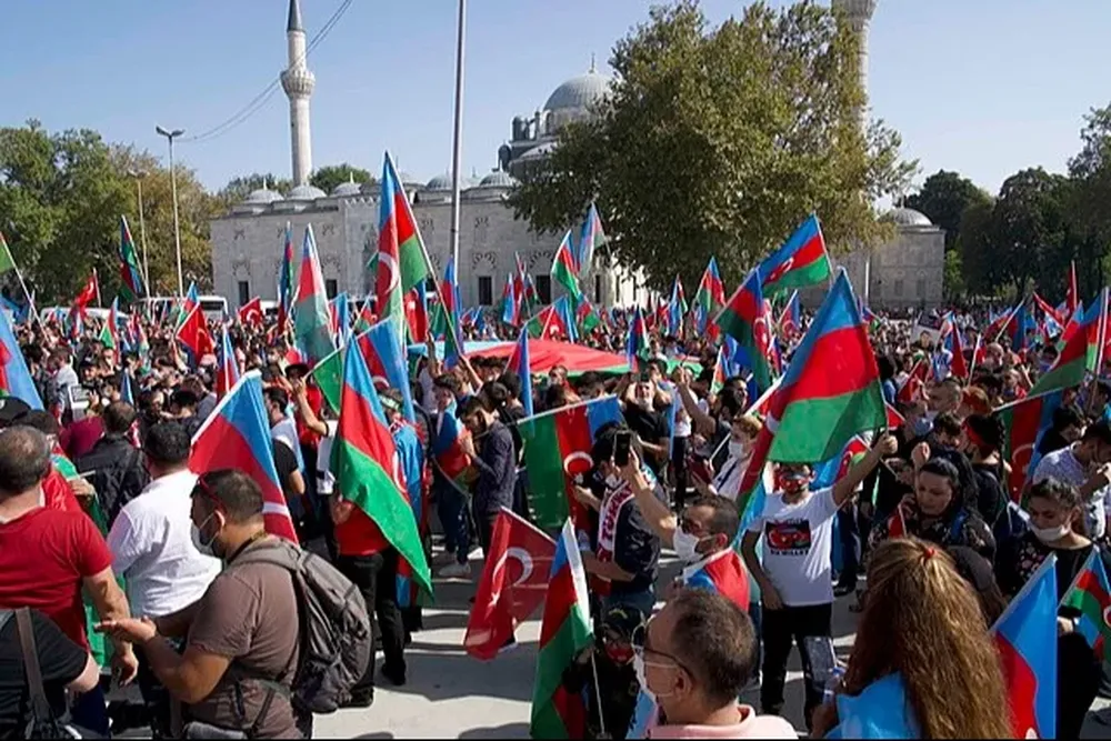 Manifestantes turcos en apoyo a Azerbaiyán por el reclamo del territorio de Nagorno Karabaj contra Armenia.