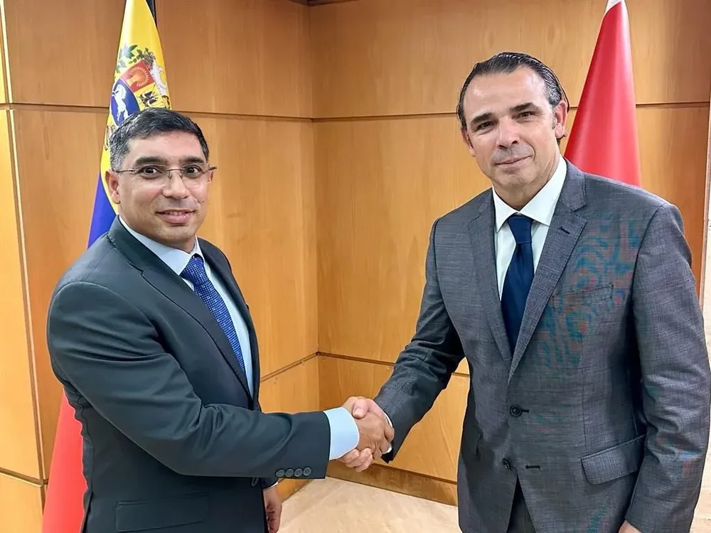 El ministro del petróleo, Pedro Tellechea (izq.) con el presidente de Chevron, Javier La Rosa.