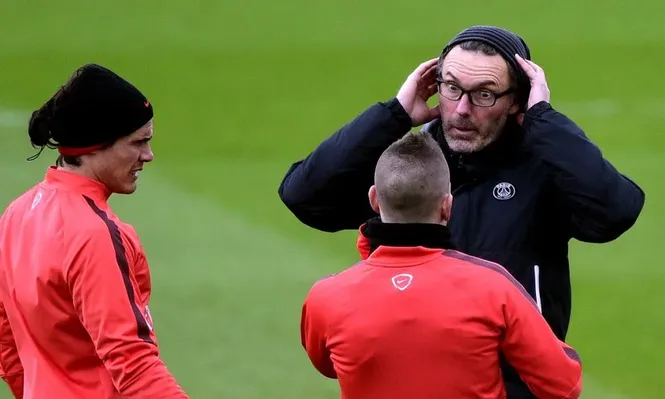Edinson Cavani junto a su entrenador de PSG, Laurent Blanc