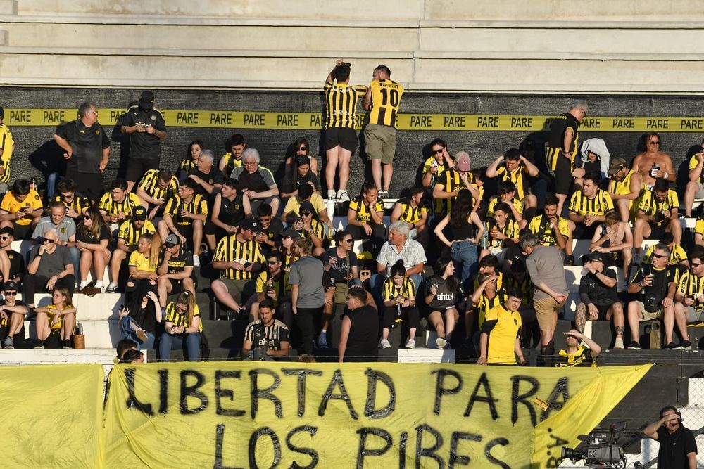 Hinchas de Peñarol en el Parque Viera y su reclamo contra los parciales presos en Brasil