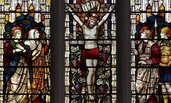 Omitiendo la religiosidad derivada de su figura, Jesucristo fue un condenado político.