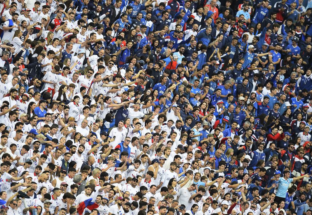 Hinchada de Nacional en la final contra Peñarol disputada en el Gran Parque Central