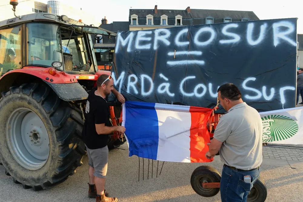 El presidente del sindicato de agricultores franceses protesta en Le Mans con un juego de palabras que significa: Mercosur es igual Mierda con certeza