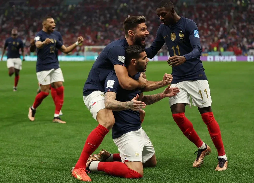 Giroud y Dembele festejan con Hernández