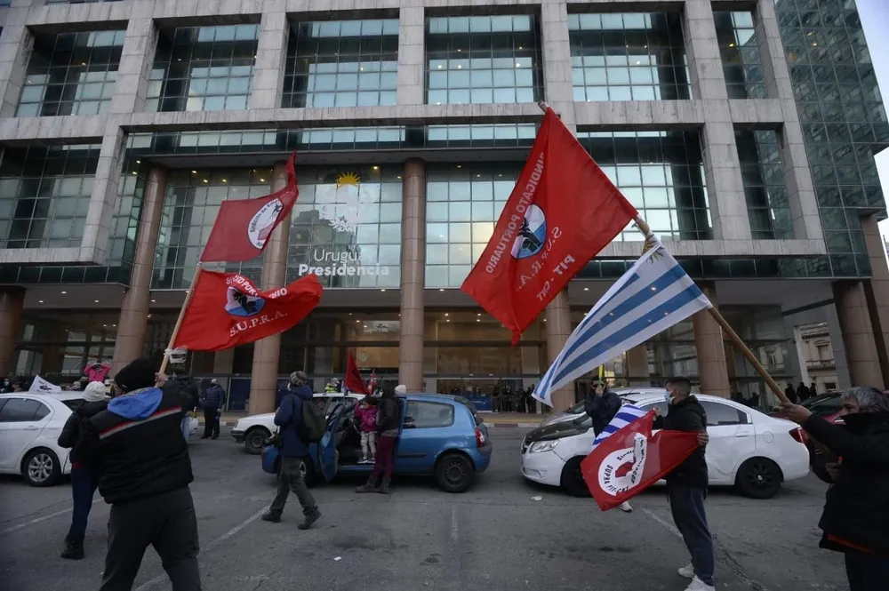 El PIT-CNT se movilizó hasta la Torre Ejecutiva, donde entregaron una carta para el presidente