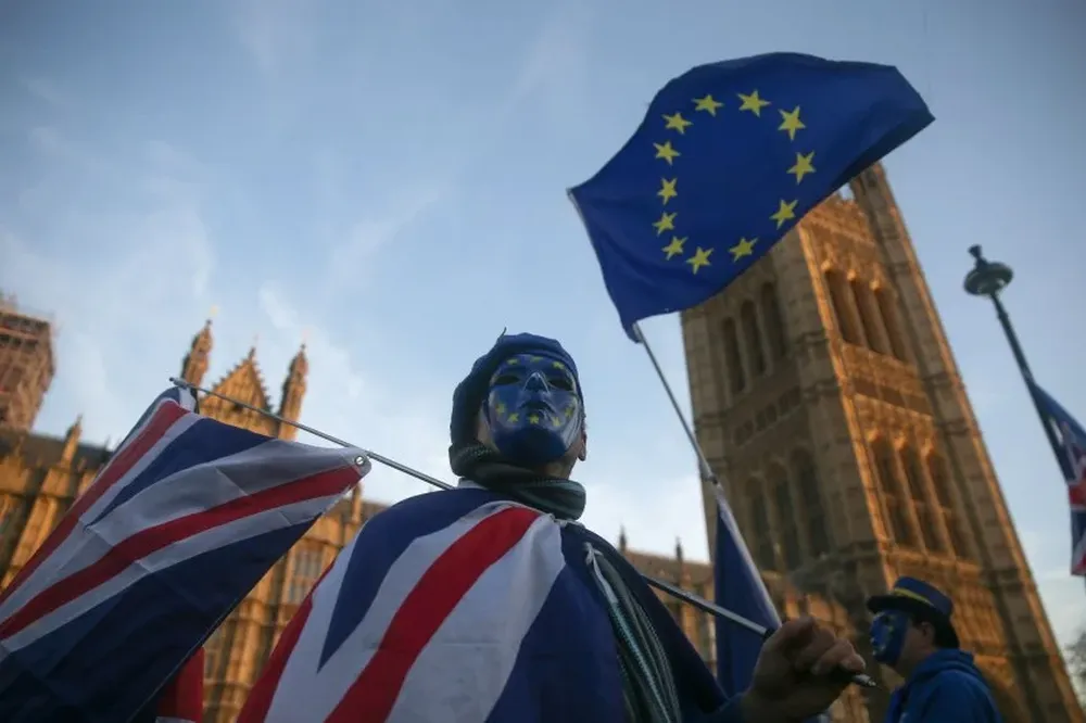 Un enmascarado con la bandera de la Unión Europea manifestando en contra del brexit, Londres