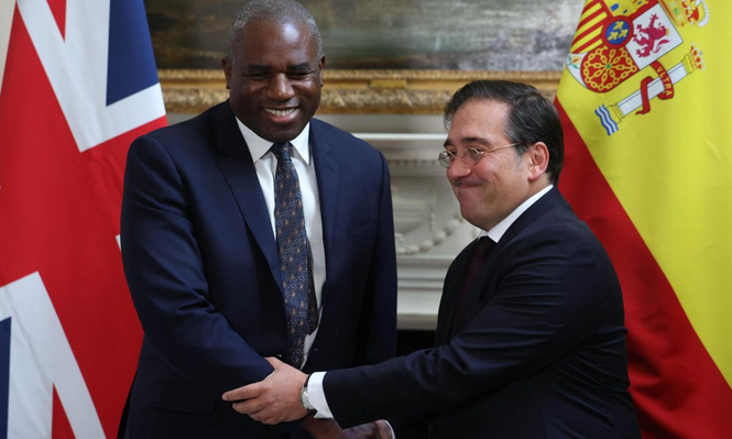 El ministro de Asuntos Exteriores de Gran Bretaña, David Lammy (izq.), se reúne con el ministro de Asuntos Exteriores de España, José Manuel Albares (der.), en Carlton House en Londres,