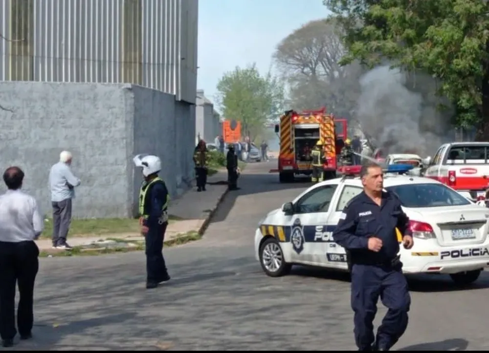 La Policía y Bomberos trabajan en el lugar donde los delincuentes quemaron uno de sus autos