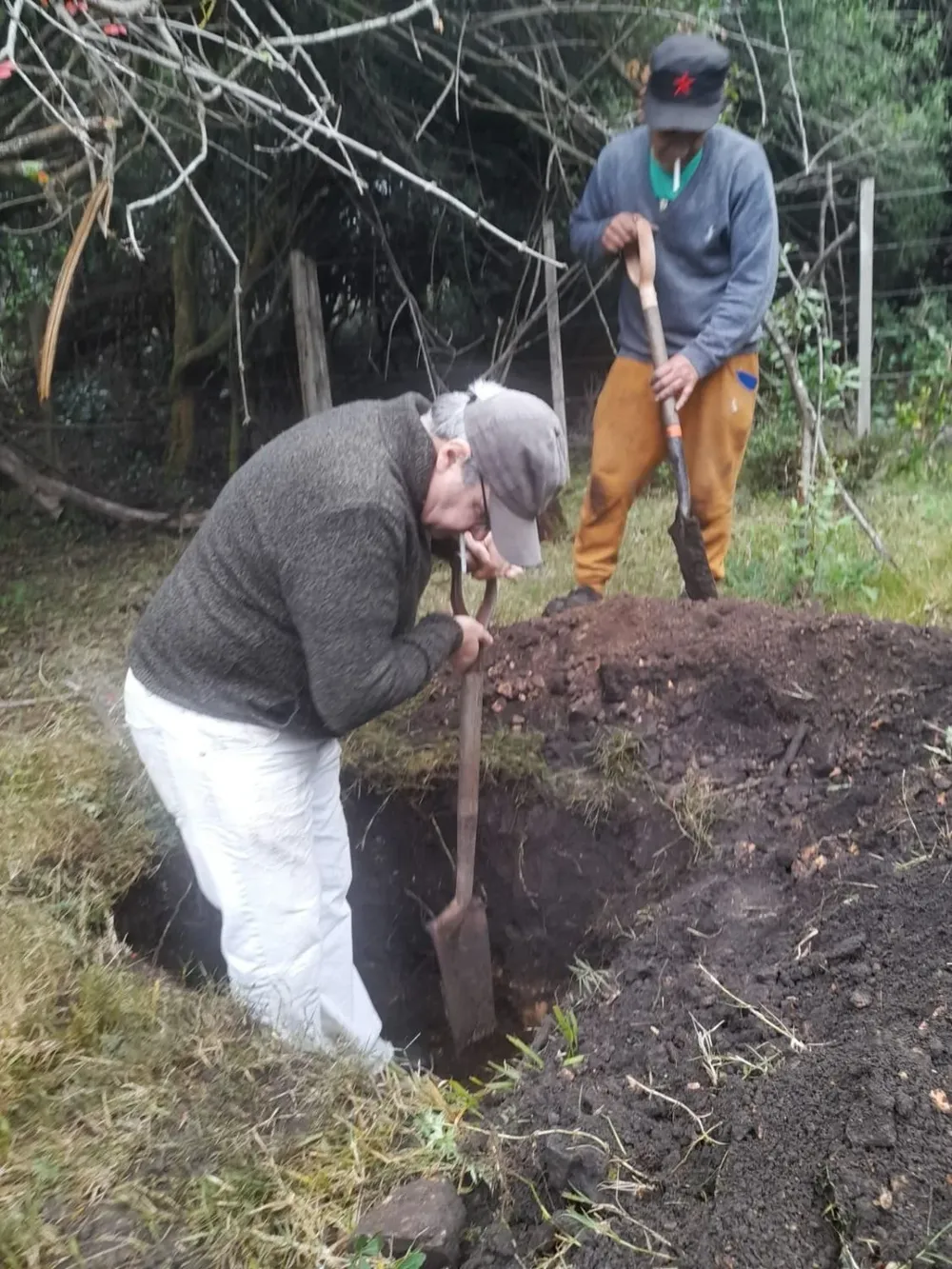 Gustavo El Pato Torena, realizando excavando en Aiguá