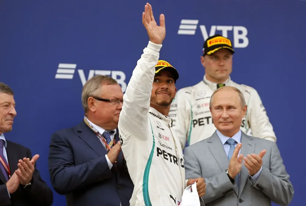 El circuito de Sochi en Rusia, que tan bien la cae a Lewis Hamilton donde ha ganado varias veces, fue bajado este viernes por la FIA del calendario 2022 de Fórmula Uno y Vladimir Putin esta vez no podrá disfrutarlo como en esta foto de 2018