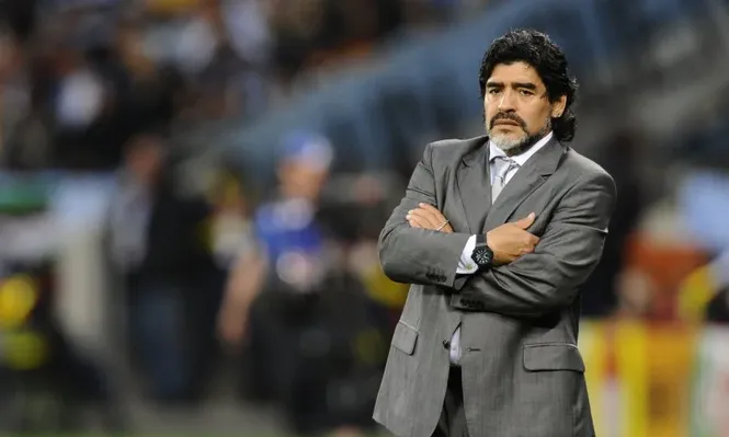 Maradona en guerra con su exesposa: Espero que me devuelva lo mío