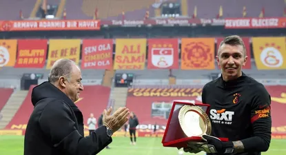 Fernando Muslera recibió una plaqueta de manos del técnico de Galatasaray, Fatih Terim, debido a que se transformó en el primer jugador extranjero en jugar 300 partidos en la Superliga turca