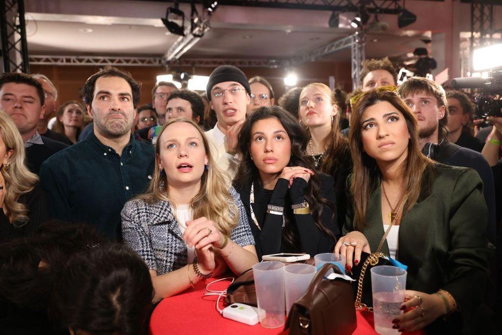 Los adherentes de Olaf Sholz miran los primeros resultados de los comicios de este domingo.