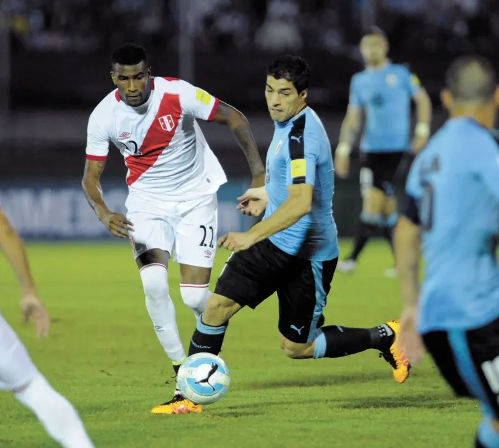 Luis Suárez estuvo muy solo arriba, aunque igual le dio el gol a Cavani