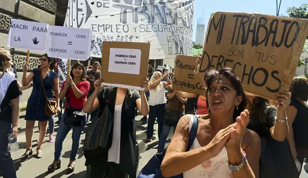 Trabajadores manifiestan contra Macri y el ajusta tarifario. AFP