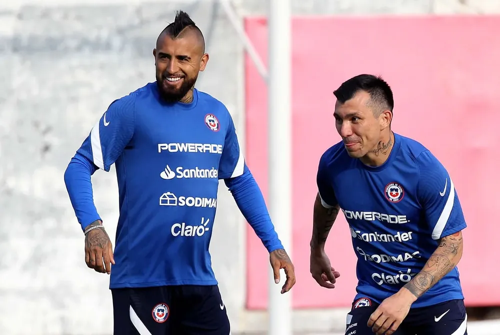 Arturo Vidal y Gary Medel, los dos más experimentados, fueron los que rompieron la burbuja sanitaria en Chile