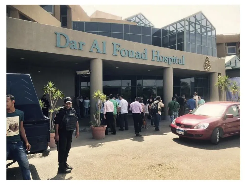Policías egipcios vigilan frente al hospital Dar al Fouad, donde permanecen ingresados los turistas que fueron confundidos por terroristas y disparados por error por las fuerzas de seguridad egipcias.