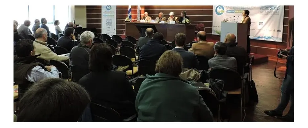 La mesa que presidió el ministro Aguerre en la apertura del seminario sobre riego