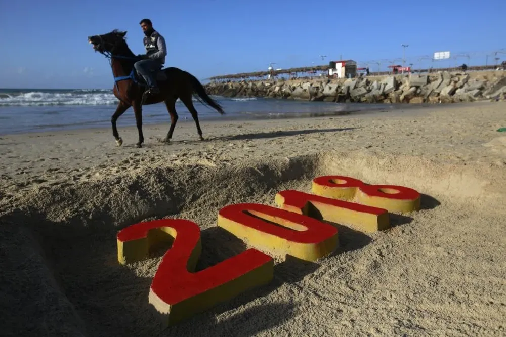 Un hombre recorre la playa a caballo en Gaza, en la última tarde de 2017.
