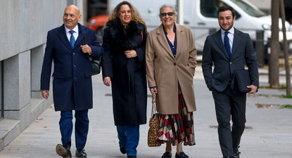 La empresaria Carmen Pano, junto a su hija y sus abogados.