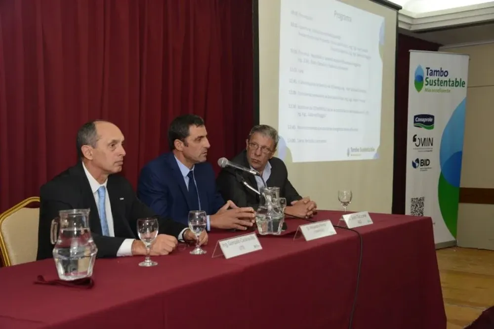 Gonzalo Casaravilla (UTE), Alejandro Pérez Viazzi (Conaprole) y Juan Taccon (BID)