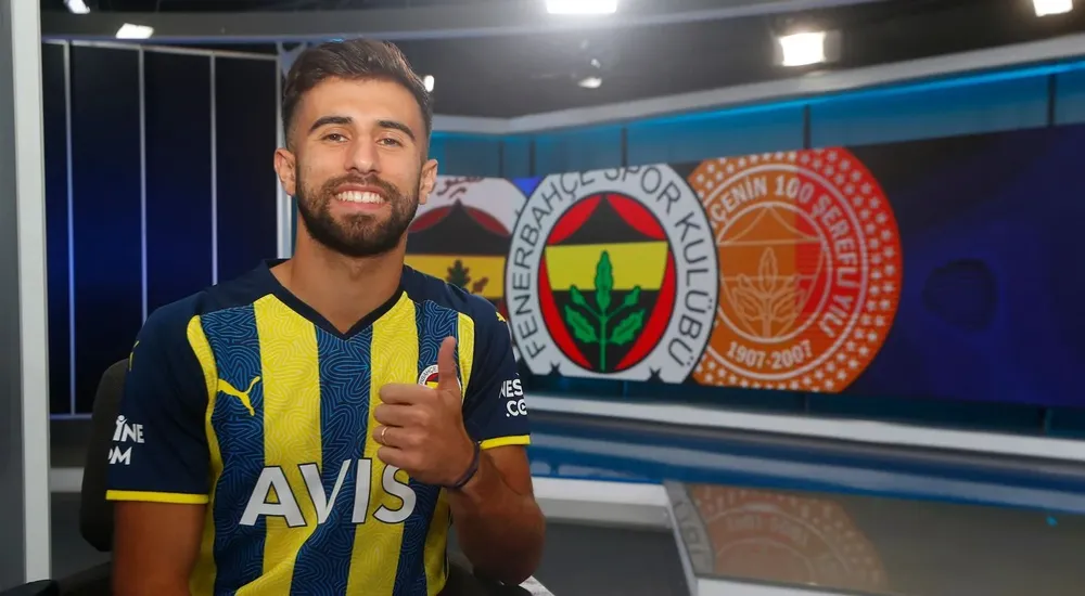 Diego Rossi en su llegada a Fenerbahce de Turquía
