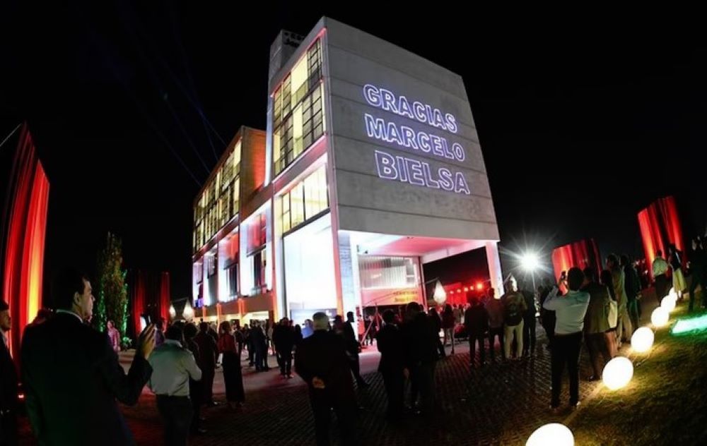 El Edificio Jorge Griffa, el hotel que mandó construir Marcelo Bielsa, técnico de la selección de Uruguay y lo donó a Newells Old Boys