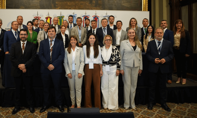 Legisladores y autoridades de entidades del agro de la región participaron en la cumbre en Argentina.
